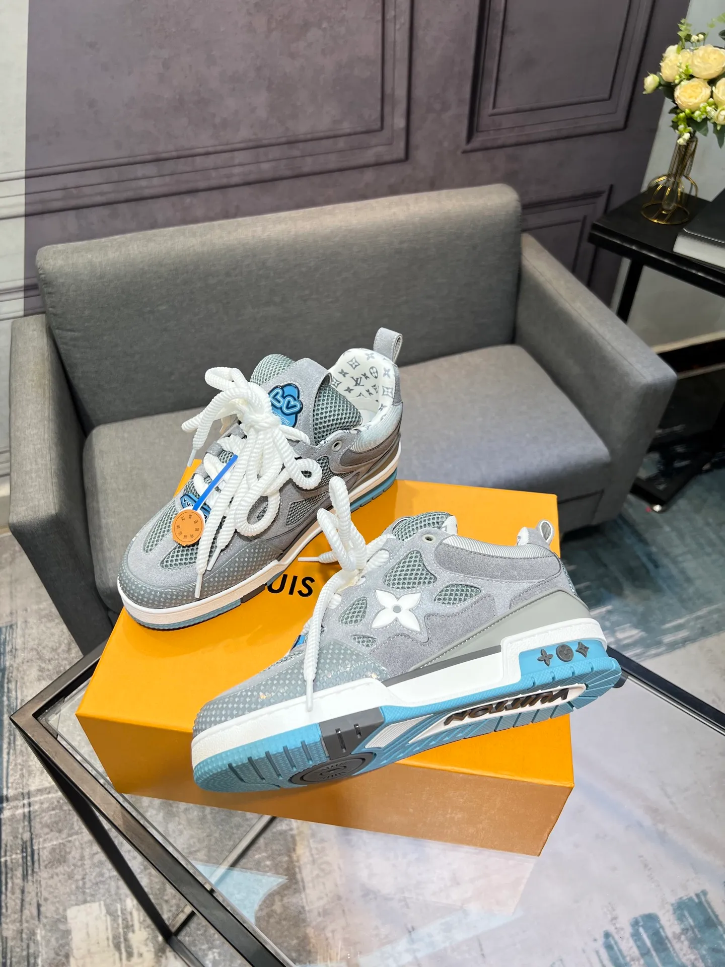 Men's men's shoes💰800 LV top version new style purchasing quality LV~Louis Vuitton LV TRAINER's best-looking sneakers, donkey brand strongly promotes new products, official website limited edition retro basketball sneakers! Both high-top and low-top models spent money to purchase 1:1 accurate reproductions of the originals. The details are invincible and full of sincerity. The imported custom-made original cowhide leather is the same as the original package. The details are 100% restored. The private model customizes the original one-piece TPU outsole. It is different from other brands. Without the original version, this effect cannot be achieved!                Men's and women's models 35-40 39-45 (46 is custom-made and cannot be returned or exchanged)